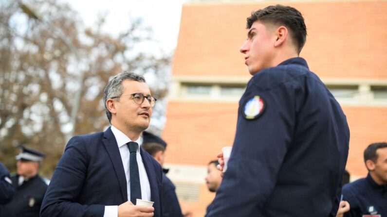 Le ministre de l'Intérieur, Gerald Darmanin, s'entretient avec un membre de la CRS 81 lors d'une visite à Marseille, le 3 janvier 2024. (NICOLAS TUCAT/AFP via Getty Images)