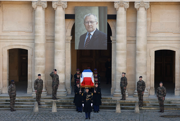 Des gardes républicains portent le cercueil de Jacques Delors, ministre français et président de la Commission européenne, lors d'une cérémonie nationale à l'Hôtel des Invalides à Paris, le 5 janvier 2024. (Photo LUDOVIC MARIN/AFP via Getty Images)