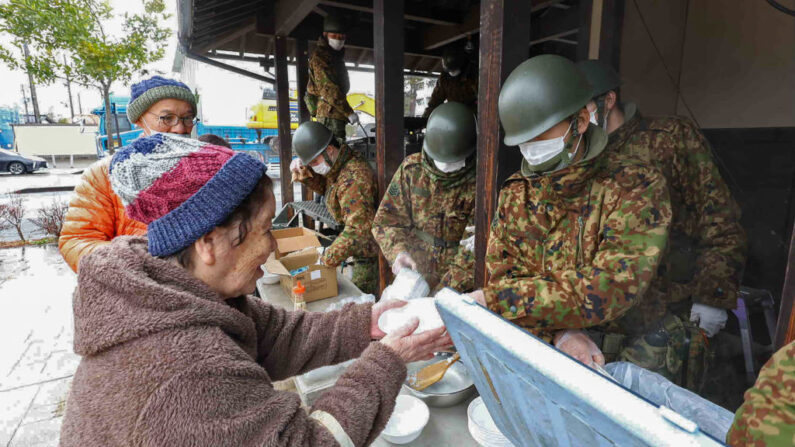 Distribution de nourriture dans la ville de Suzu, préfecture d'Ishikawa, le 7 janvier 2024. (Photo STR/JIJI Press/AFP via Getty Images)