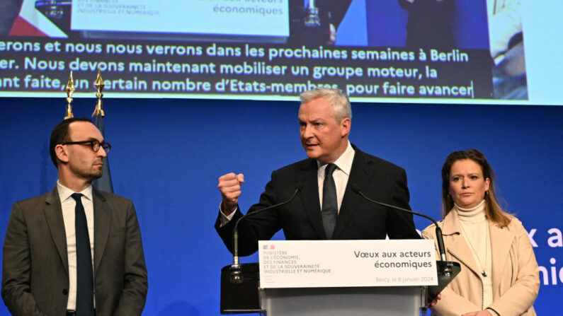 Le ministre de l'Économie et des Finances Bruno Le Maire (au c.) adresse ses vœux de fin d'année aux côtés du ministre adjoint des Comptes publics Thomas Cazenave (à g.) et de la secrétaire d'État chargée des Petites et moyennes entreprises, de l'artisanat et du tourisme Olivia Grégoire au ministère de l'Économie, de la Finance et de la Souveraineté industrielle et numérique, à Paris le 8 janvier 2024. (Photo BERTRAND GUAY/AFP via Getty Images)