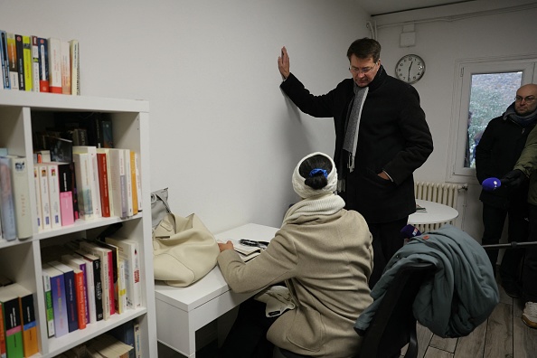 Le ministre délégué au Logement Patrice Vergriete lors d'une visite d'un centre d'insertion sociale "Espaces Solidarité Insertion (ESI)" à Paris, le 8 janvier 2024. (Photo THOMAS SAMSON/AFP via Getty Images)