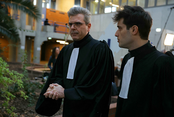 Thibault de Montbrial (à g.), avocat de trois policiers de Seine-Saint-Denis, arrive à la cour d'assises de Bobigny, le 9 janvier 2024. (Photo THOMAS SAMSON/AFP via Getty Images)