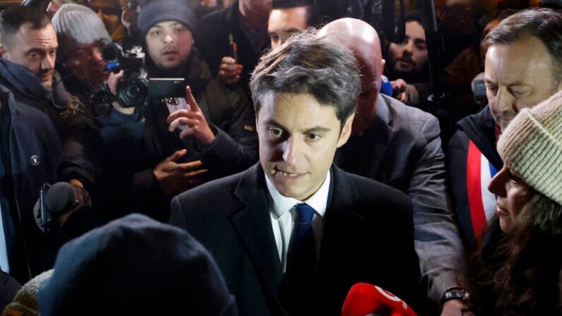 Le nouveau Premier ministre français Gabriel Attal s'adresse aux habitants touchés par les inondations dans la région, à l'extérieur d'un café-tabac à Clairmarais, Pas-de-Calais, le 9 janvier 2024. (Crédit photo Ludovic MARIN / POOL / AFP)