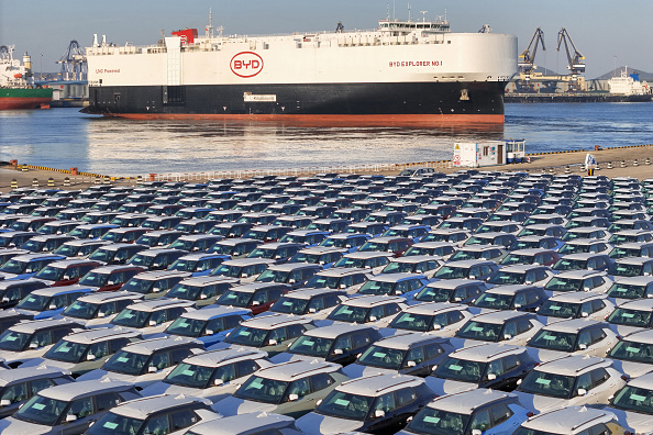 Des voitures électriques destinées à l'exportation dans le port de Yantai, à Shandong, en Chine. (Photo STR/AFP via Getty Images)