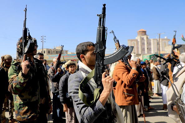 Des combattants houthis brandissent leurs armes à Sanaa, la capitale contrôlée par les Houthis, le 11 janvier 2024. (Photo MOHAMMED HUWAIS/AFP via Getty Images)