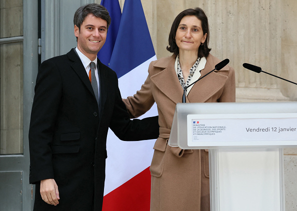 La nouvelle ministre de l'Éducation, des Sports et des Jeux olympiques, Amélie Oudea-Castera (à dr.), avec son prédécesseur et nouveau Premier ministre Gabriel Attal lors de la cérémonie de passation des pouvoirs, le 12 janvier 2024. (Photo ALAIN JOCARD/AFP via Getty Images)