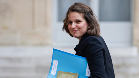 «Nous sommes un petit peu pressés»: la nouvelle ministre Marie Lebec arrive en métro puis repart en voiture avec chauffeur