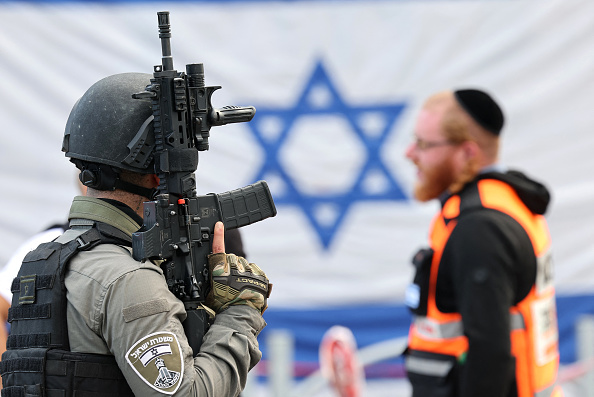 Le personnel d'urgence et de sécurité israélien se déploie après une attaque à la voiture bélier à Raanana, le 15 janvier 2024. (Photo JACK GUEZ/AFP via Getty Images)