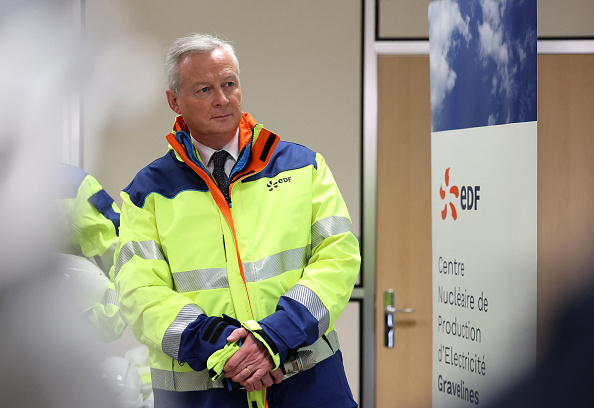 Le ministre de l'Économie Bruno Le Maire visite la centrale nucléaire de Gravelines le 15 janvier 2024. (Photo FRANCOIS LO PRESTI/AFP via Getty Images)