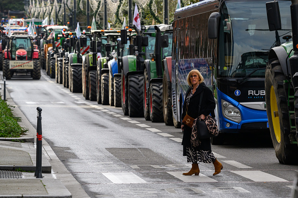 Des tracteurs bloquent une artère principale alors que les agriculteurs de la région Midi-Pyrénées participent à une manifestation contre les impôts et la baisse des revenus, dans le centre de Toulouse, le 16 janvier 2024. (Photo ED JONES/AFP via Getty Images)