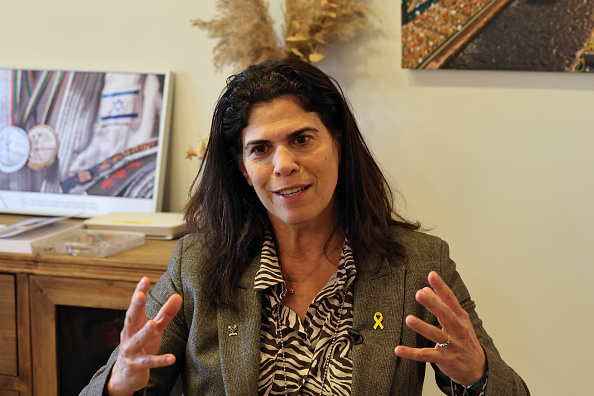 La première médaillée olympique israélienne et présidente du comité olympique israélien, Yael Arad à Tel Aviv le 18 janvier 2024. (Photo AHMAD GHARABLI/AFP via Getty Images)