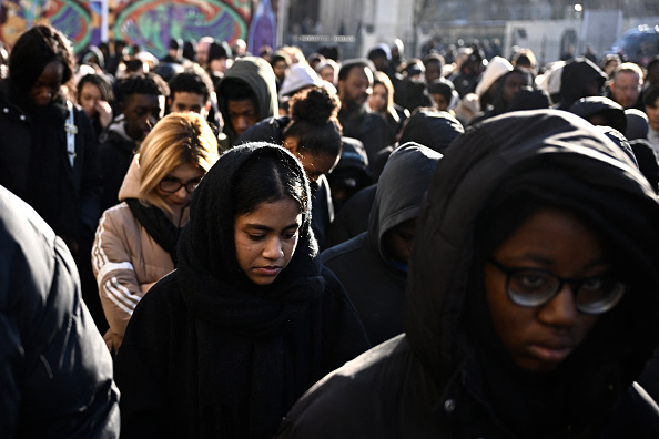 Des habitants du quartier participent à un rassemblement en hommage à Sedan de 14 ans qui a été poignardé à mort, à Saint-Denis. (Photo JULIEN DE ROSA/AFP via Getty Images)