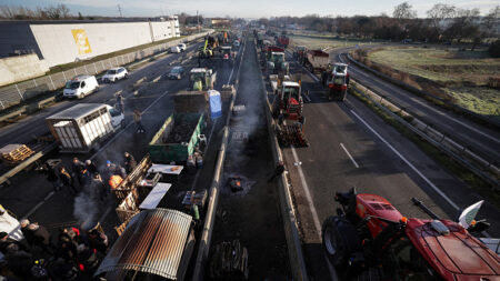 «Quand la terre va se réveiller, les murs vont trembler»: après l’A64, au tour de l’A9 d’être bloquée par les agriculteurs