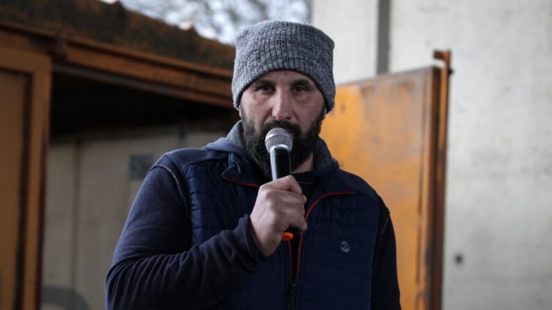 Jérôme Bayle s'exprime alors que les agriculteurs continuent de bloquer l'autoroute A64 depuis le 18 janvier près de Carbonne, dans l'Aude, le 22 janvier 2024. (Crédit photo Valentine CHAPUIS / AFP)