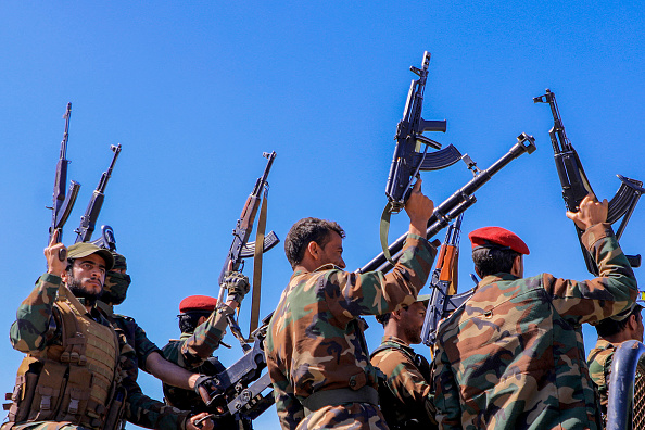 Des combattants houthis brandissent leurs armes lors d'un rassemblement anti-israélien et antiaméricain à Sanaa, capitale du Yémen contrôlée par les Houthis, le 22 janvier 2024. (Photo MOHAMMED HUWAIS/AFP via Getty Images)