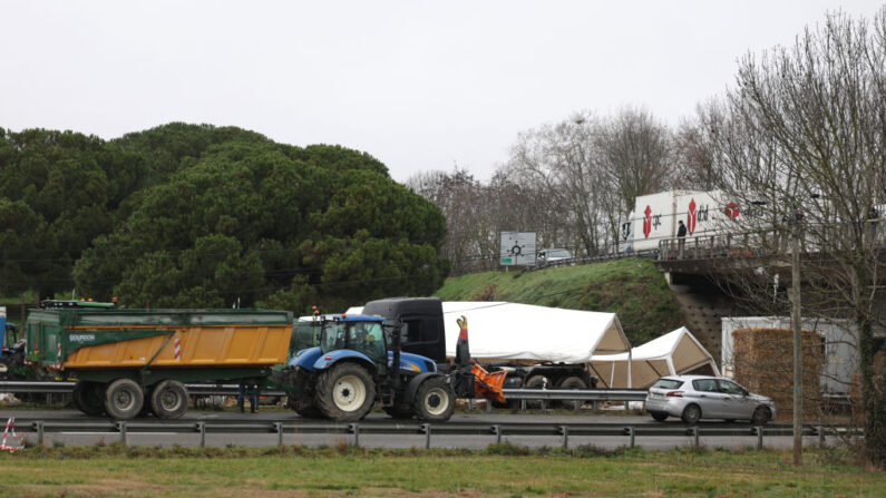 L'endroit où une agricultrice et sa fille ont été tuées le 23 janvier 2024 à un barrage d'agriculteurs à Pamiers, en Ariège. (Photo: VALENTINE CHAPUIS/AFP via Getty Images)