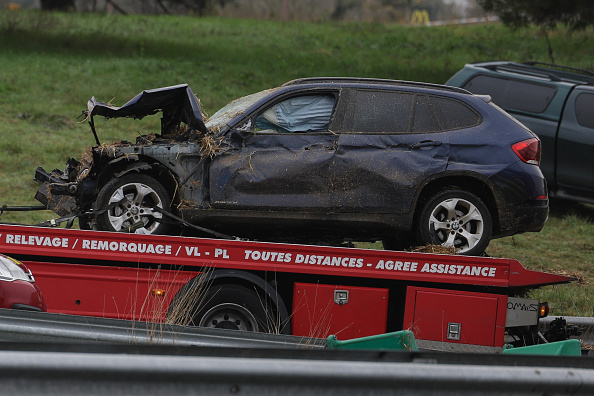 Le véhicule endommagé lors de l'accident qui a tué Alexandra Sonac, agricultrice, ainsi que sa fille Camille, et a grièvement blessé son mari, à l'aube du 23 janvier 2024 sur un barrage routier d'agriculteurs à Pamiers, en Ariège. (VALENTINE CHAPUIS/AFP via Getty Images)