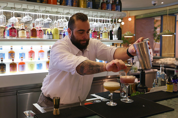 Un bar pop-up propose des bellinis et des spritz sans alcool, à Riyadh le 23 janvier 2024. (Photo FAYEZ NURELDINE/AFP via Getty Images)