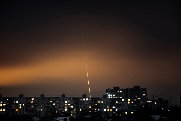 Un missile lancé depuis la région russe de Belgorod en direction de Kharkiv, dans le contexte de l'invasion russe de l'Ukraine. (Photo VADYM BIELIKOV/AFP via Getty Images)