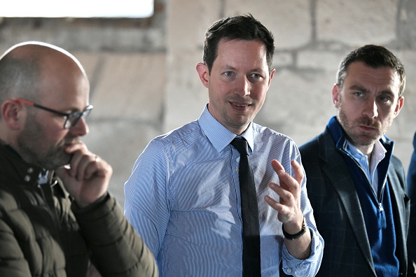 François-Xavier Bellamy (au c.) s'exprime aux côtés du député français Julien Dive (à dr.) lors d'une réunion avec des agriculteurs de l’Oise, le 24 janvier 2024. (STEPHANE DE SAKUTIN/AFP via Getty Images)