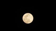 Italie: ce photographe a attendu six ans pour avoir la Lune, une montagne et une basilique alignées