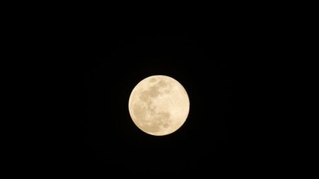 Italie: ce photographe a attendu six ans pour avoir la Lune, une montagne et une basilique alignées