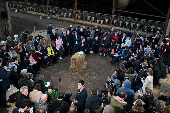 « On ne vous lâchera pas » a déclaré Gabriel Attal aux agriculteurs lors de sa visite dans une ferme à Montastruc-de-Salies, le 26 janvier 2024. (Photo MIGUEL MEDINA/AFP via Getty Images)