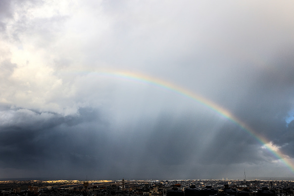 Un arc-en-ciel apparaît au-dessus de Rafah, dans le sud de la bande de Gaza, le 27 janvier 2024. (Photo AFP via Getty Images)