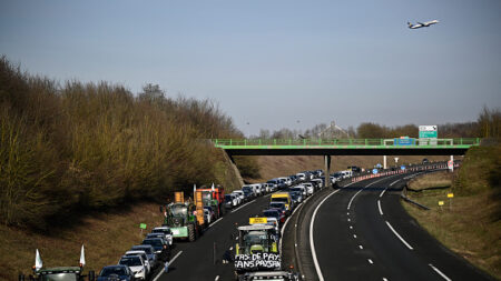 Siège de Paris par les agriculteurs: le gouvernement promet d’empêcher « tout blocage » de Rungis et d’interdire « toute entrée dans Paris »