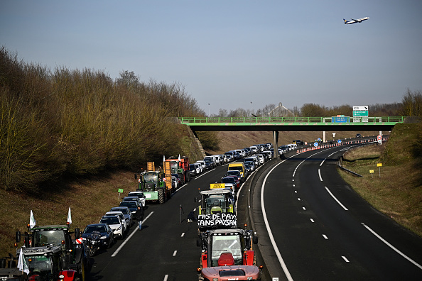 Barrage par les agriculteurs de l'autoroute A16 près de Beauvais le 28 janvier 2024. (Photo JULIEN DE ROSA/AFP via Getty Images)