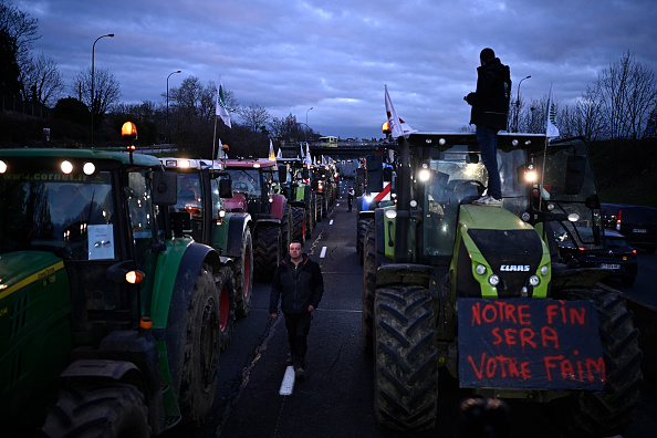 Autoroute A6 près de Longjumeau, au sud de Paris, le 30 janvier 2024. (Photo JULIEN DE ROSA/AFP via Getty Images)