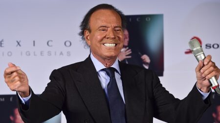 Le chanteur Julio Iglesias contrôlé à l’aéroport en République dominicaine avec 42 kg de nourriture dans ses bagages