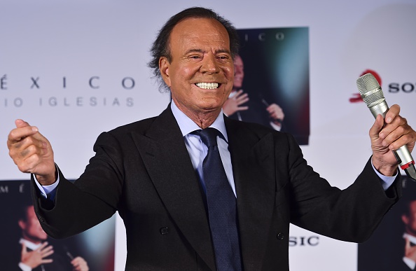 Le chanteur espagnol Julio Iglesias.  (RONALDO SCHEMIDT/AFP via Getty Images)