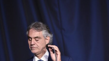 Ex-otage du Hamas: une nonagénaire raconte avoir réussi à garder le moral grâce à… Andréa Bocelli