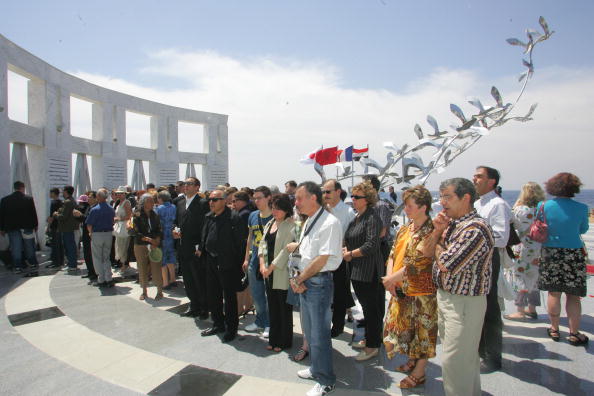 Des parents de victimes prient lors de la cérémonie d'inauguration, le 10 mai 2006 à Charm el-Cheikh, d'un nouveau monument commémorant les victimes du crash de Flash Airlines. (JACQUES DEMARTRHON/AFP via Getty Images)