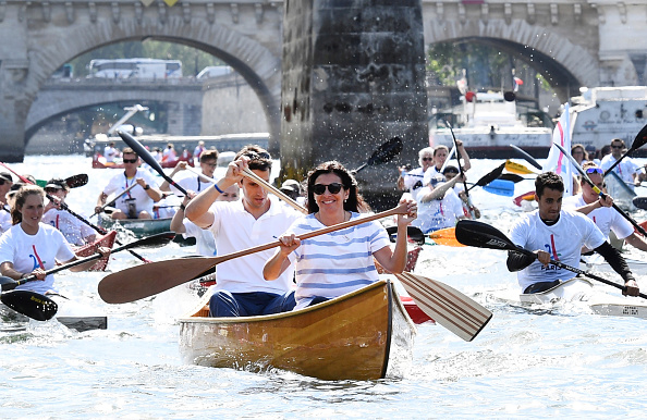 La maire de Paris Anne Hidalgo et le coprésident de la candidature de Paris aux JO 2024 Tony Estanguet naviguent sur la Seine à Paris le 23 juin 2017, dans le but de promouvoir la candidature de la ville de Paris aux Jeux olympiques d'été en 2024. (Photo MARTIN BUREAU/AFP via Getty Images)