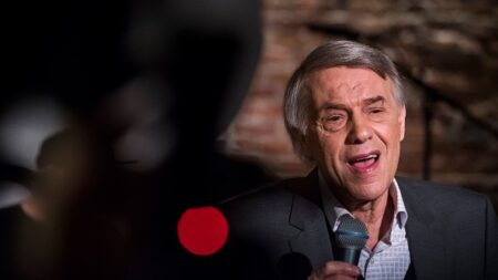 « Rassurez-vous, je peux encore chanter »: Salvatore Adamo reporte encore ses concerts à cause d’un œdème pulmonaire