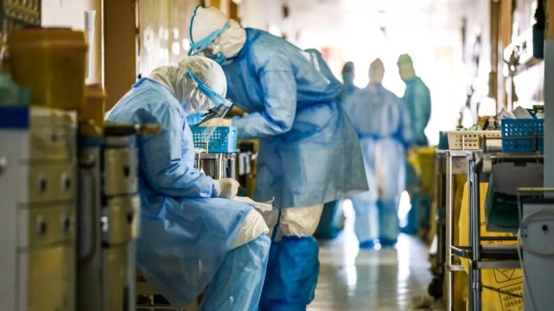 Des membres du personnel médical travaillent dans le service d'isolement de l'hôpital de la Croix-Rouge de Wuhan, dans la province centrale du Hubei, en Chine, le 16 février 2020. (AFP via Getty Images)