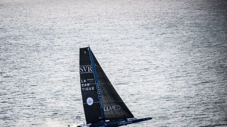 Victime d'une avarie majeure il y a quatre jours, le jeune Tom Laperche a atteint lundi Le Cap, en Afrique du Sud, à bord de son SVR-Lazartigue pour évaluer les dégâts. (Photo : LOIC VENANCE/AFP via Getty Images)