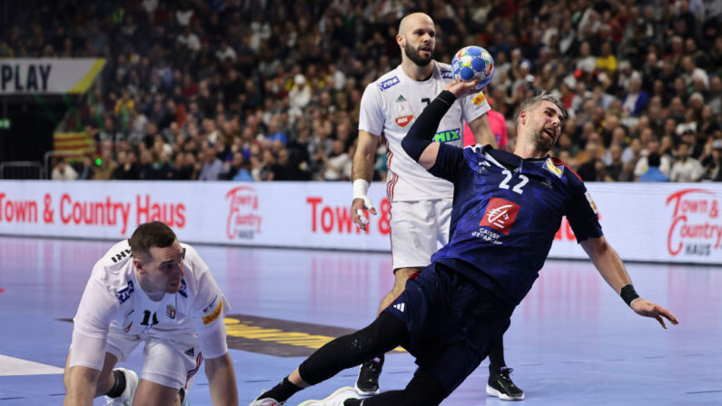 Les Bleus ont bouclé le tour principal de l'Euro invaincus en surclassant la Hongrie (35-32) mercredi à Cologne. (Photo : Christof Koepsel/Getty Images)