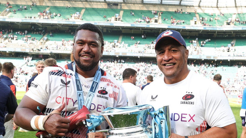 Mako Vunipola (à.d) et Eroni Mawi des Saracens célèbrent leur victoire lors de la finale de la Gallagher Premiership entre les Saracens et les Sale Sharks au stade de Twickenham le 27 mai 2023 à Londres, Angleterre. (Photo : David Rogers/Getty Images)