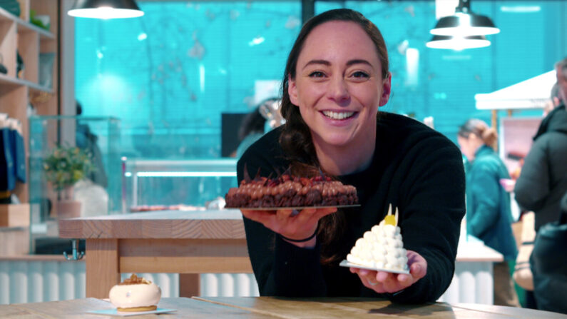 La cheffe pâtissière Nina Métayer à la Délicatisserie des Halles d'Issy-les-Moulineaux. (David Vives/NTD NEWS)