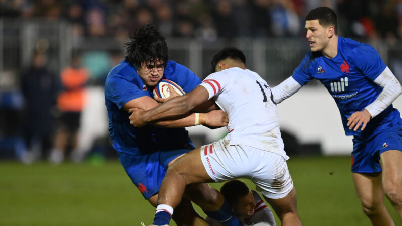 Le staff du XV de France a libéré mercredi soir six joueurs, et en a appelé cinq autres pour les remplacer lors de l'entraînement de jeudi, dont le deuxième ligne Posolo Tuilagi (à.g). (Photo : Dan Mullan/Getty Images)