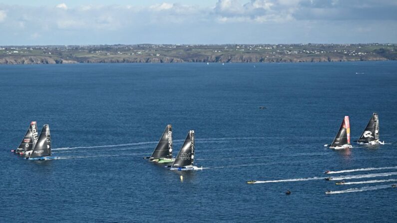 Six navigateurs au départ de l'Ultim Challenge se sont élancés dimanche sous un soleil radieux au large de Brest pour la première course autour du monde en solitaire sur trimaran. (Photo : LOIC VENANCE/AFP via Getty Images)