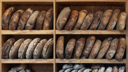 Finistère: cette boulangère crée son four à bois nomade