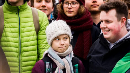 Le jeune public prend ses distances avec l’alarmisme climatique, incitant certains à demander plus de censure sur internet