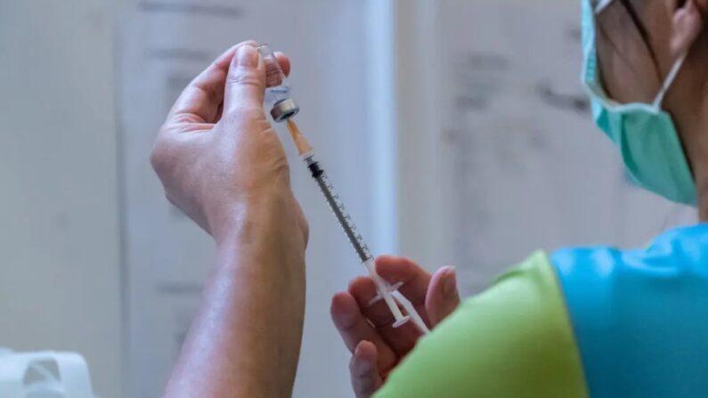 Un travailleur de la santé prépare un vaccin COVID-19 à Hong Kong (photo d'archives). (Anthony Kwan/Getty Images)