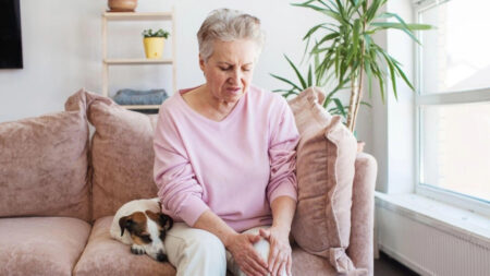 5 exercices à domicile pour améliorer l’arthrose du genou