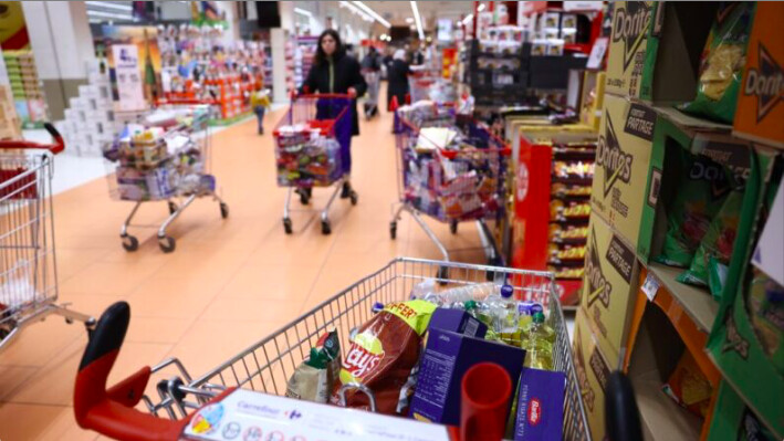 Des affichettes ont été disposées dès ce jeudi dans les magasins pour informer les clients du bras de fer en cours. (Photo: THOMAS SAMSON/AFP via Getty Images)