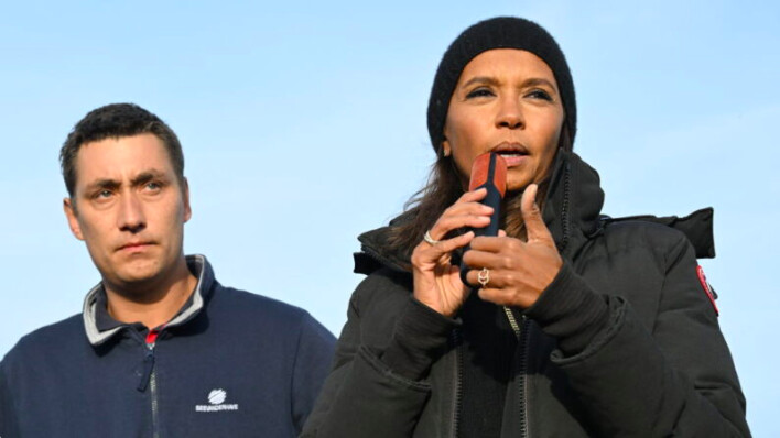 Karine Le Marchand s'adresse aux agriculteurs à côté du secrétaire général du syndicat agricole local FDSEA, Samuel Vandaele, le 29 janvier 2024. (Photo: BERTRAND GUAY/AFP via Getty Images)